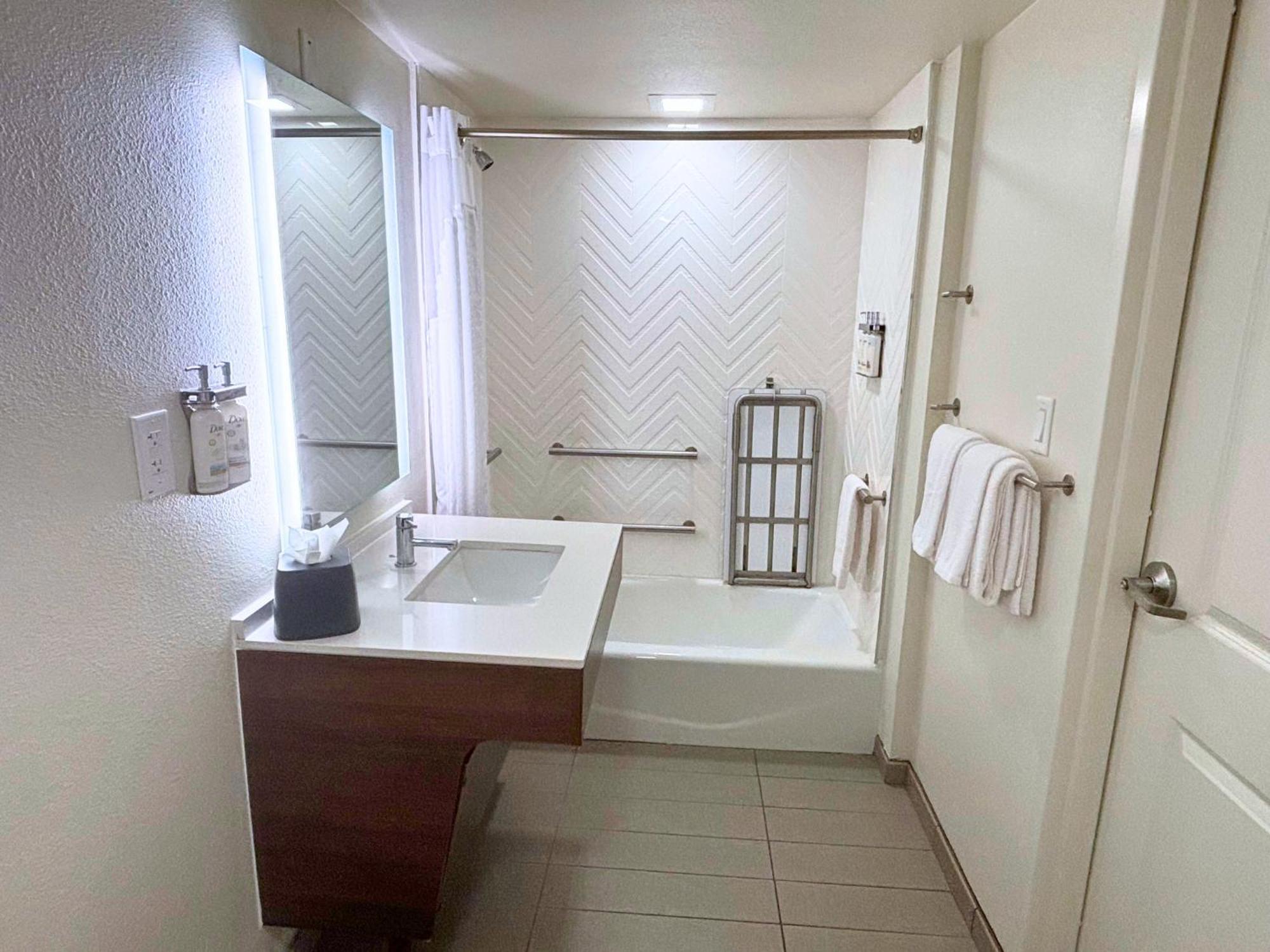 Hotel & - - Wells Rd.